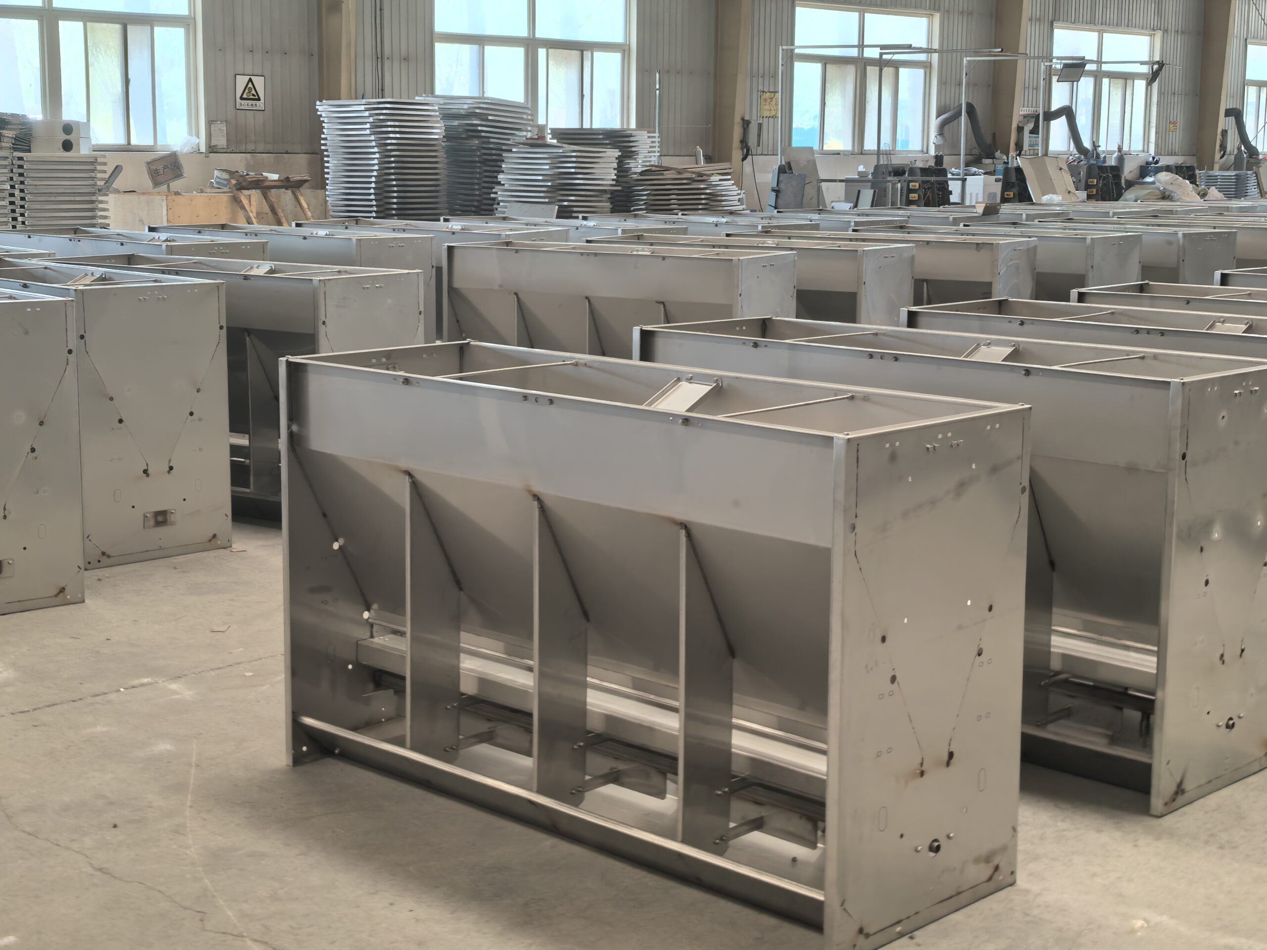 Pig feed trough for nursery and fattening houses