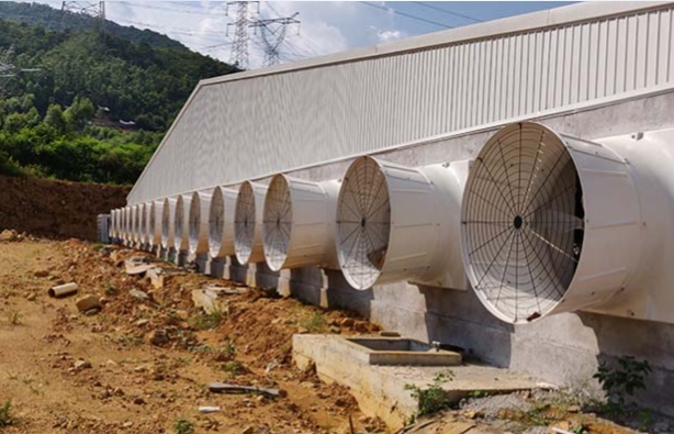 Ventilation fan for pig house air exchange