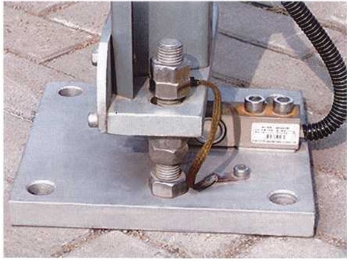 Load-cell weighing assembly under a silo support leg